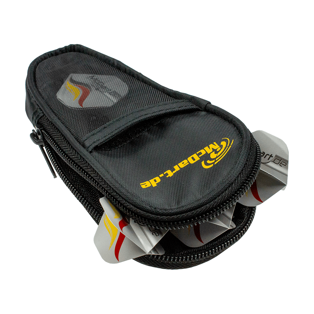 McDart Starterpakket Stalen Dart Zu sehen ist das McDart Starterpack. Dieses Produkt ist ideal für den Einstieg ins Dartspiel.