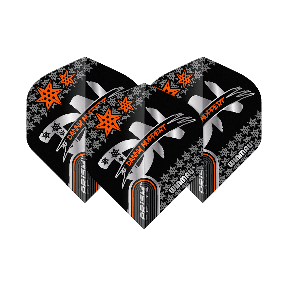 Winmau Prism Delta Danny Noppert Black Signature No2 Standaardvluchten Das Bild zeigt drei schwarze Dartflights mit dem Aufdruck „Danny Noppert“ in Orange. Die Flights sind von der Marke Winmau und tragen das Modell „Prism Delta Signature No2 Standard“.