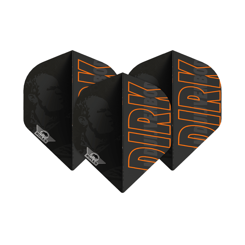 Das Bild zeigt schwarze Dartflights mit dem Namen "DIRK" in großen orangefarbenen Buchstaben. Auf den Flights ist außerdem das Logo von Bulls und ein Porträt im Hintergrund zu sehen.
