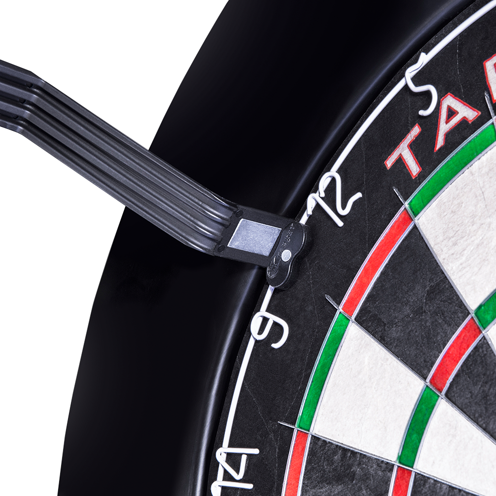 Target CORONA Vision LED-dartbordverlichtingssysteem Das Bild zeigt einen LED-Beleuchtungsring, der an einem Dartboard befestigt ist. Das Produkt heißt "Target CORONA Vision LED Dartboard Lighting System".
