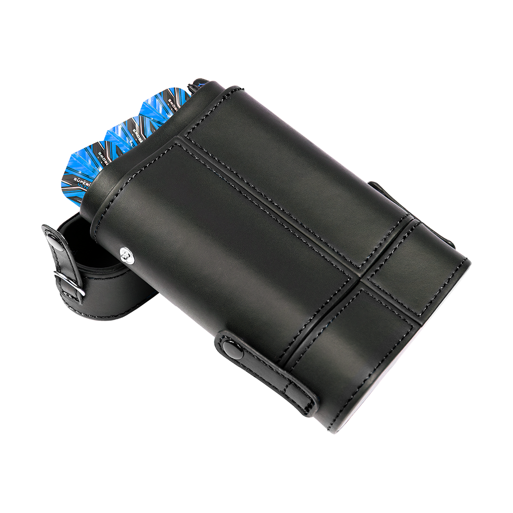 HRT-16396_Harrows_Prima_Dartcase_Black_5 Das Bild zeigt das Produkt "Harrows Prima Dartcase", ein elegantes schwarzes Etui für Darts. Oben schauen blaue Dartflights aus dem Etui heraus.