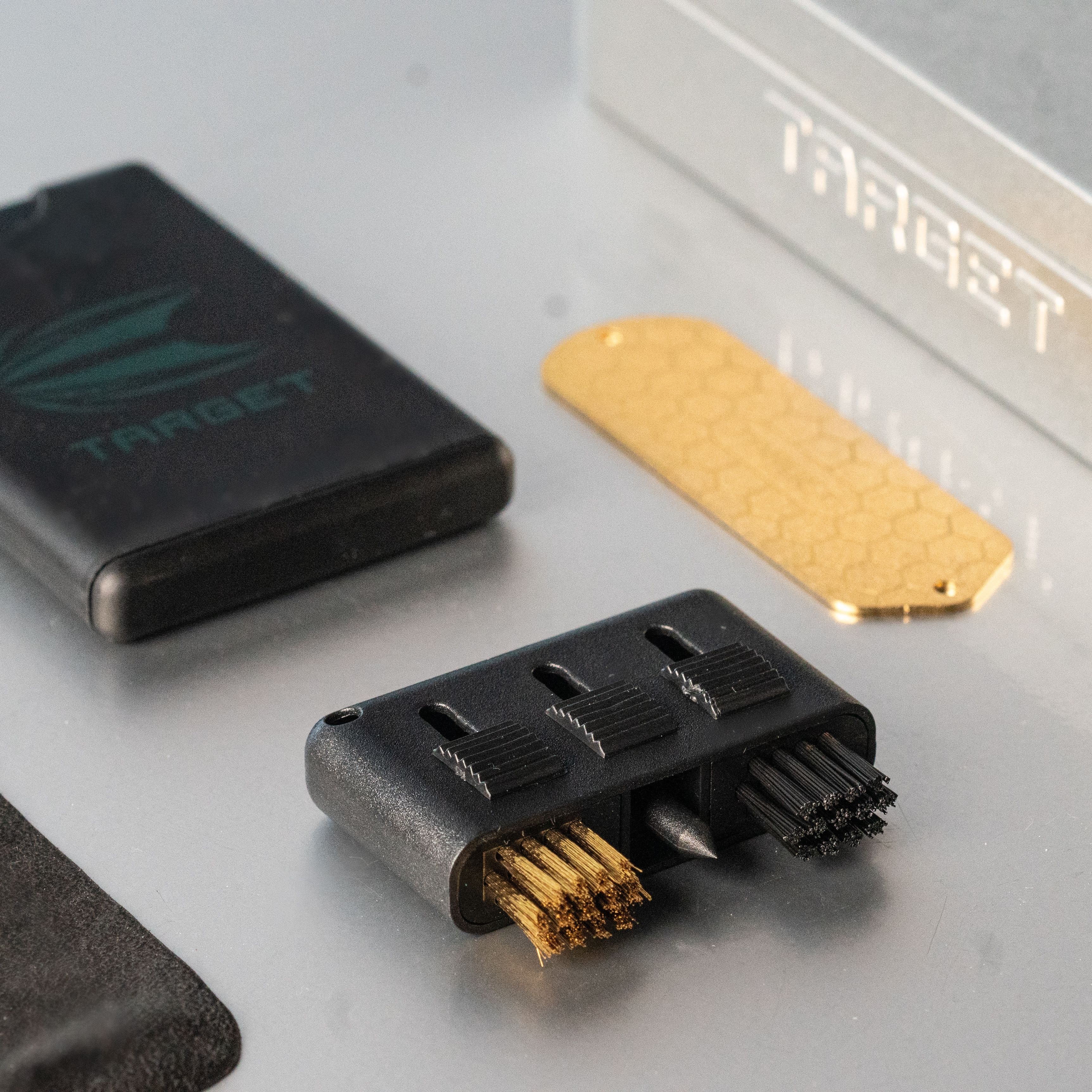 Target Dart Onderhoudsset Zu sehen ist das Target Dart Servicing Kit. Es wird verwendet, um Dartpfeile zu warten und zu reparieren.