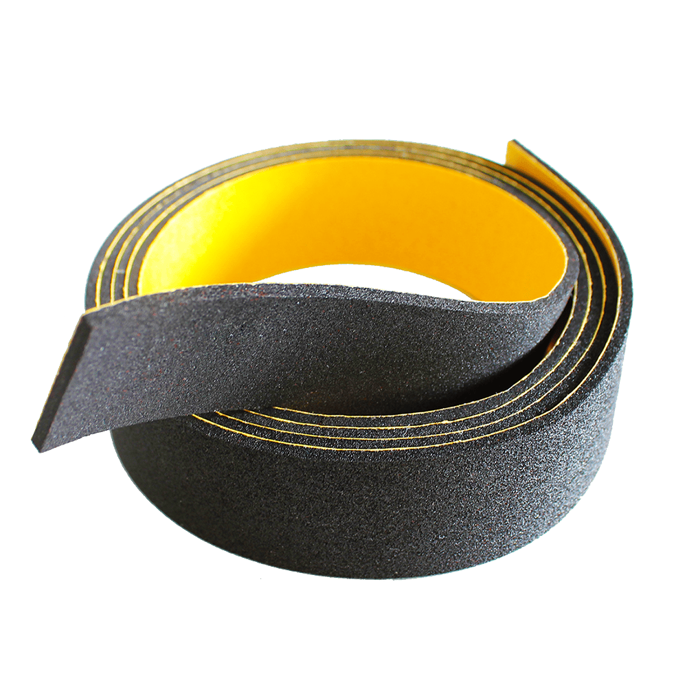 MCD-5000-McDart-Distanzstreifen-1 Das Bild zeigt einen aufgerollten McDart Distanzstreifen mit einer schwarzen Oberfläche und gelber Innenseite. Der Distanzstreifen wird zum Schutz und zur Distanzierung bei Dartscheiben verwendet.