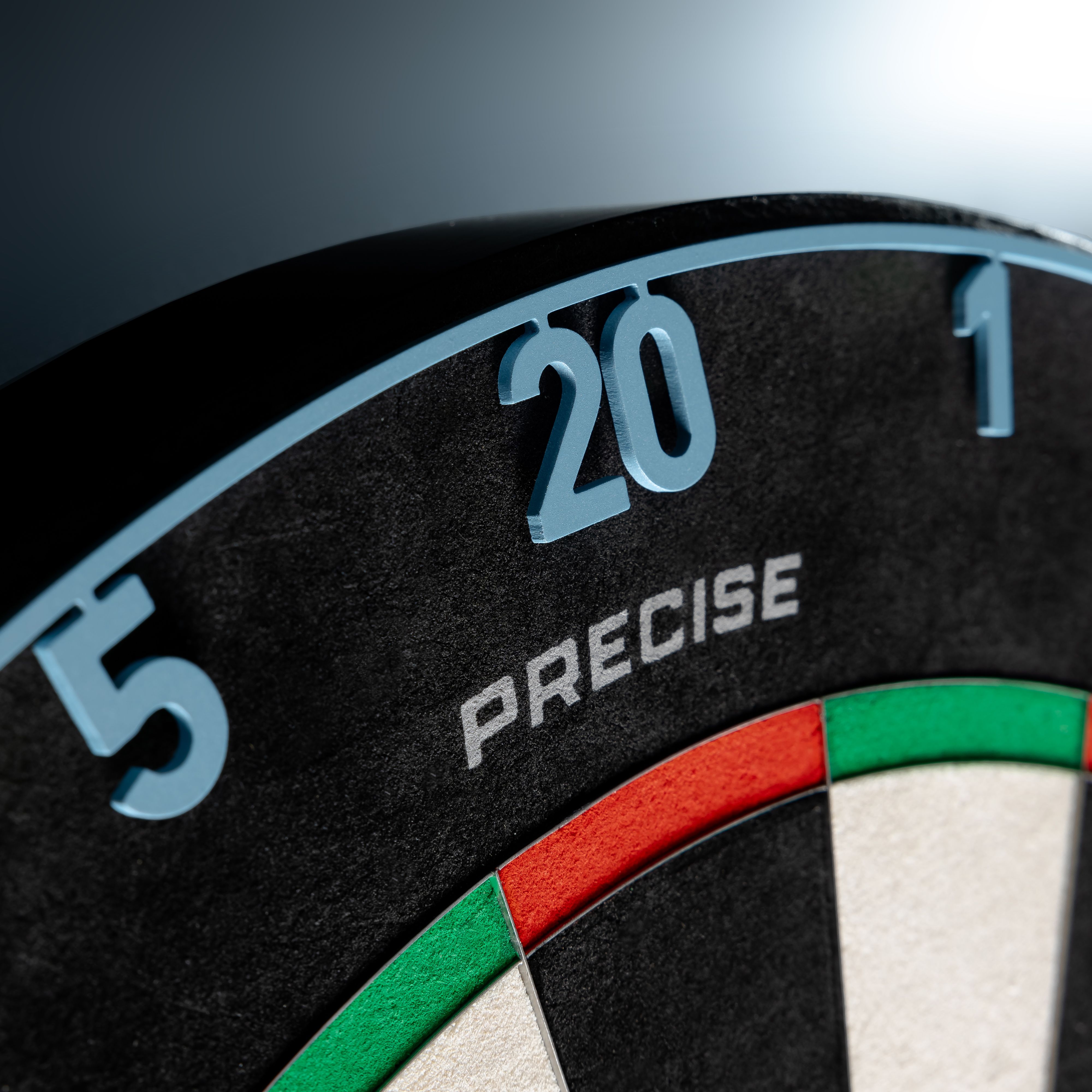 Precieze 180 OnePiece Lasercut Nummerring Das Bild zeigt einen lasergeschnittenen Zahlenring, vermutlich für ein Dartboard, in der Farbe Infinity Blue. Die Datei heißt ONE1091_Precise180_OnePiece_Lasercut_Zahlenring_InfinityBlue_3.