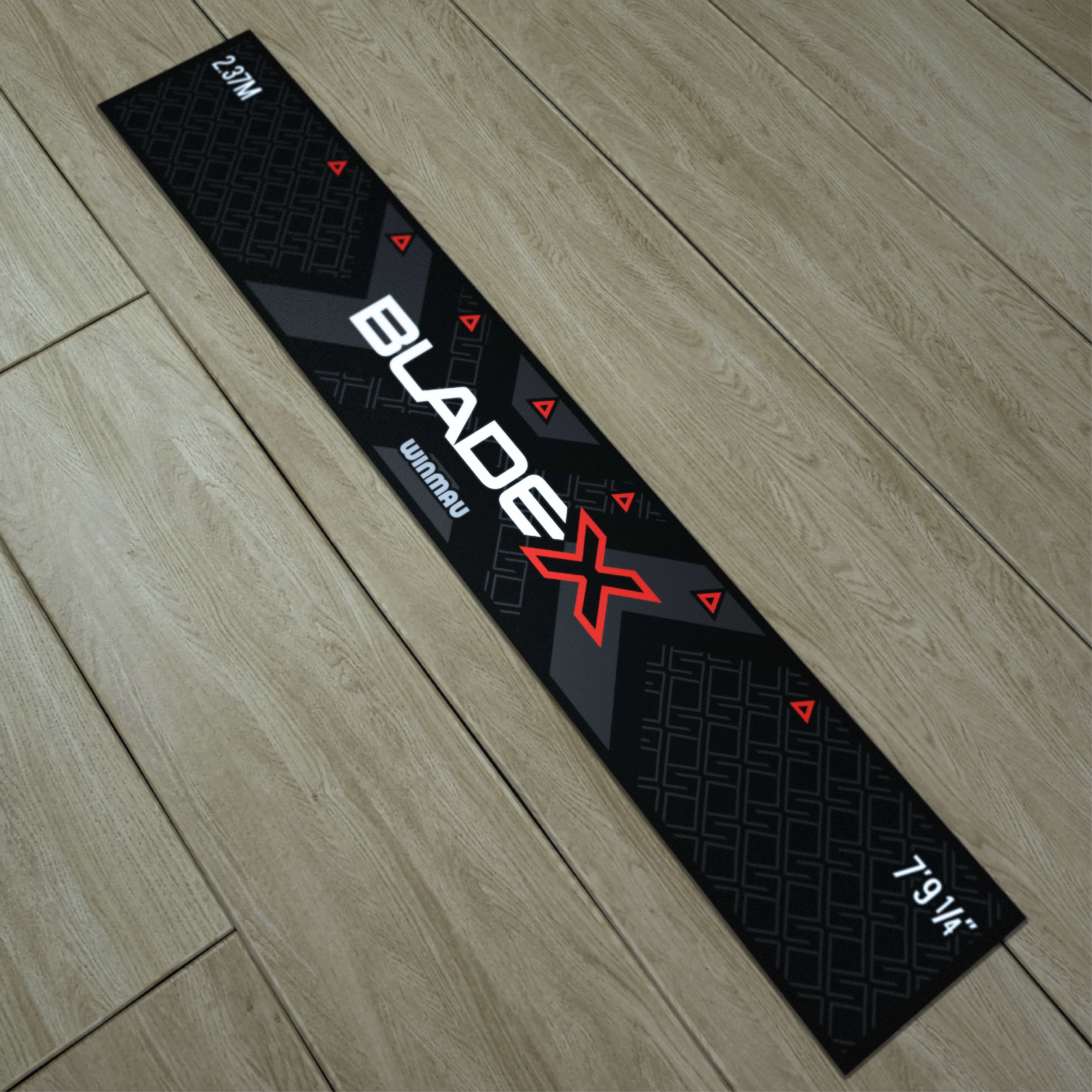 Winmau Blade X werplijn Zu sehen ist die Winmau Blade X Abwurflinie. Sie hilft, die richtige Entfernung beim Werfen festzulegen.