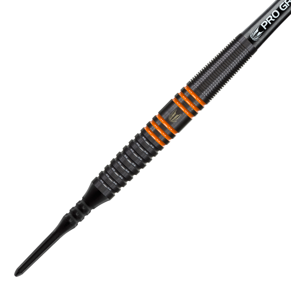 100153-Target-RVB-80-Black-Tungsten-Softdarts-2 Das Bild zeigt einen Target RVB 80% Black Tungsten Softdart. Der Dart ist schwarz mit orangenen Ringakzenten und hat eine strukturierte Griffoberfläche.