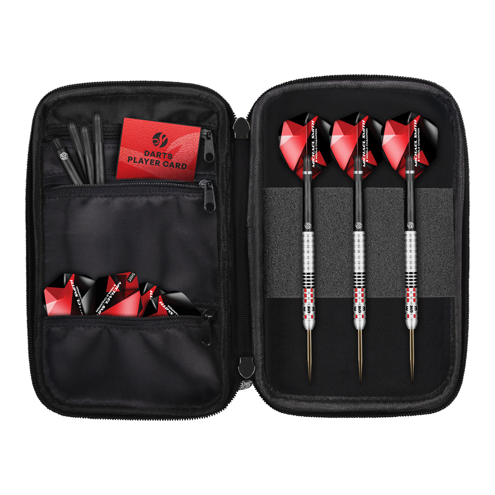 Shot Michael Smith Wereldkampioen Pocket Dartcase - Victory Das Bild zeigt das Produkt "Shot Michael Smith World Champion Pocket Dartcase - Victory". Im Etui befinden sich drei Darts, Ersatzteile und eine Darts-Spielerkarte, alles ordentlich verstaut.