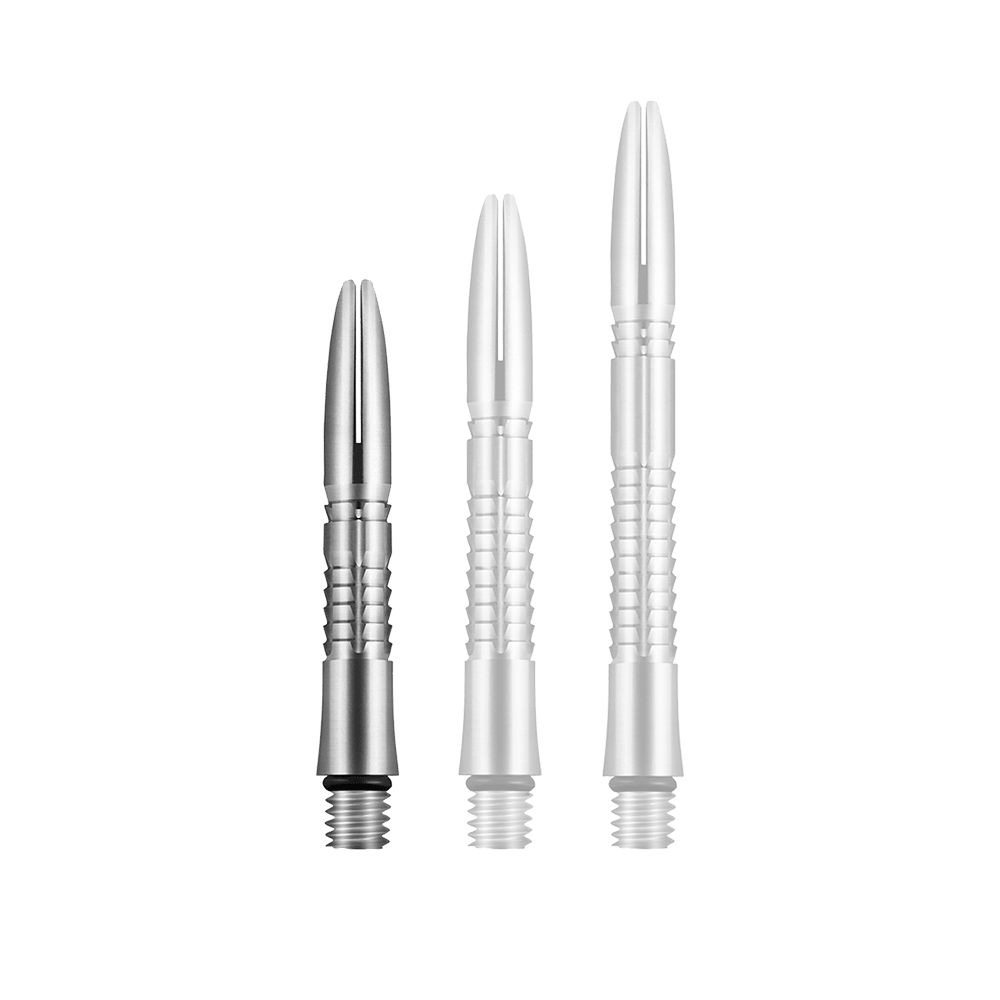 Shot Mako Titanium Shafts Das Bild zeigt drei silberne Dartschäfte aus Titan in unterschiedlichen Längen. Sie haben ein geripptes Design und ein Schraubgewinde am unteren Ende.