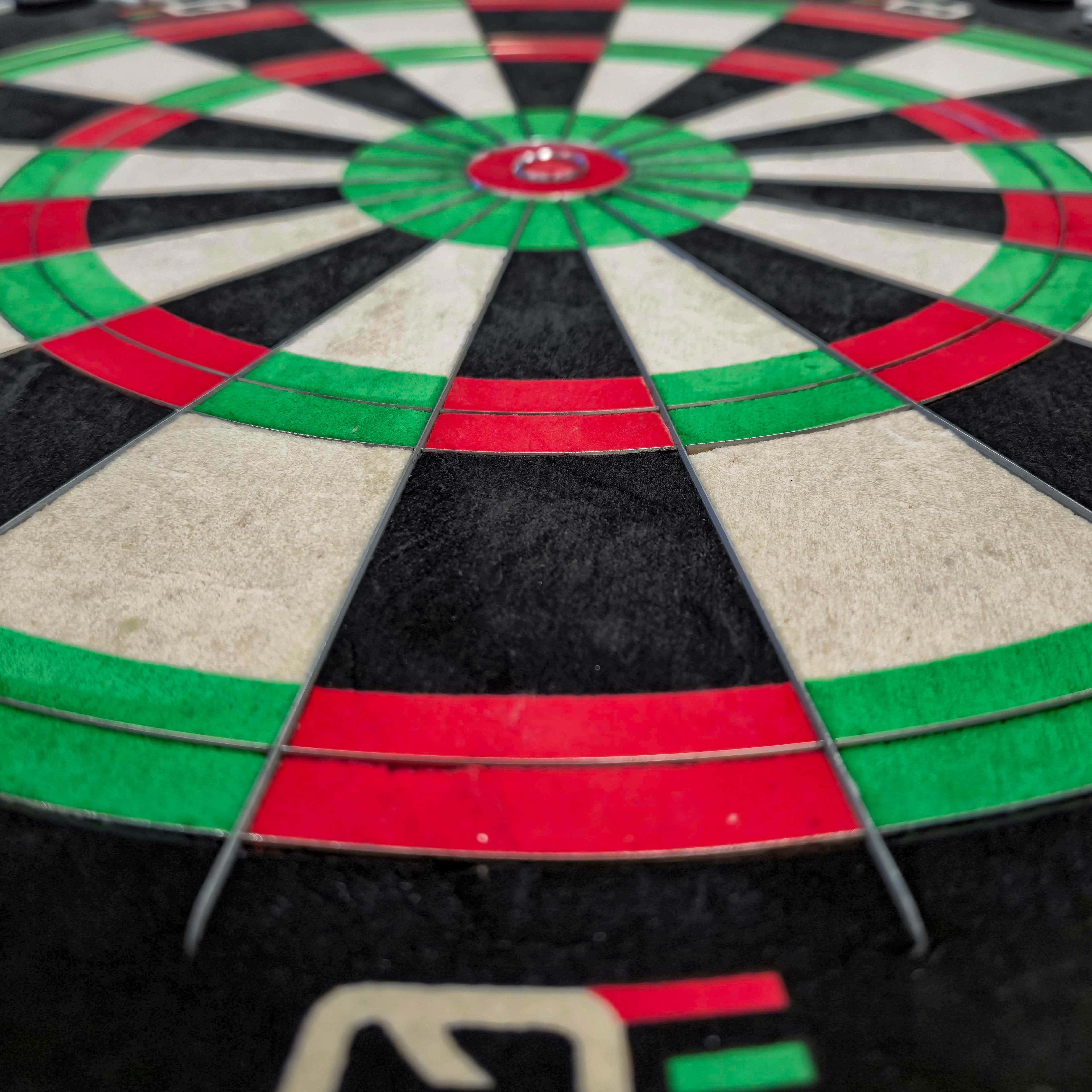 Winmau equalizer stalen dartbord Das Bild zeigt das Winmau Equalizer Steeldartboard. Es handelt sich um ein Dartboard für Steeldarts.