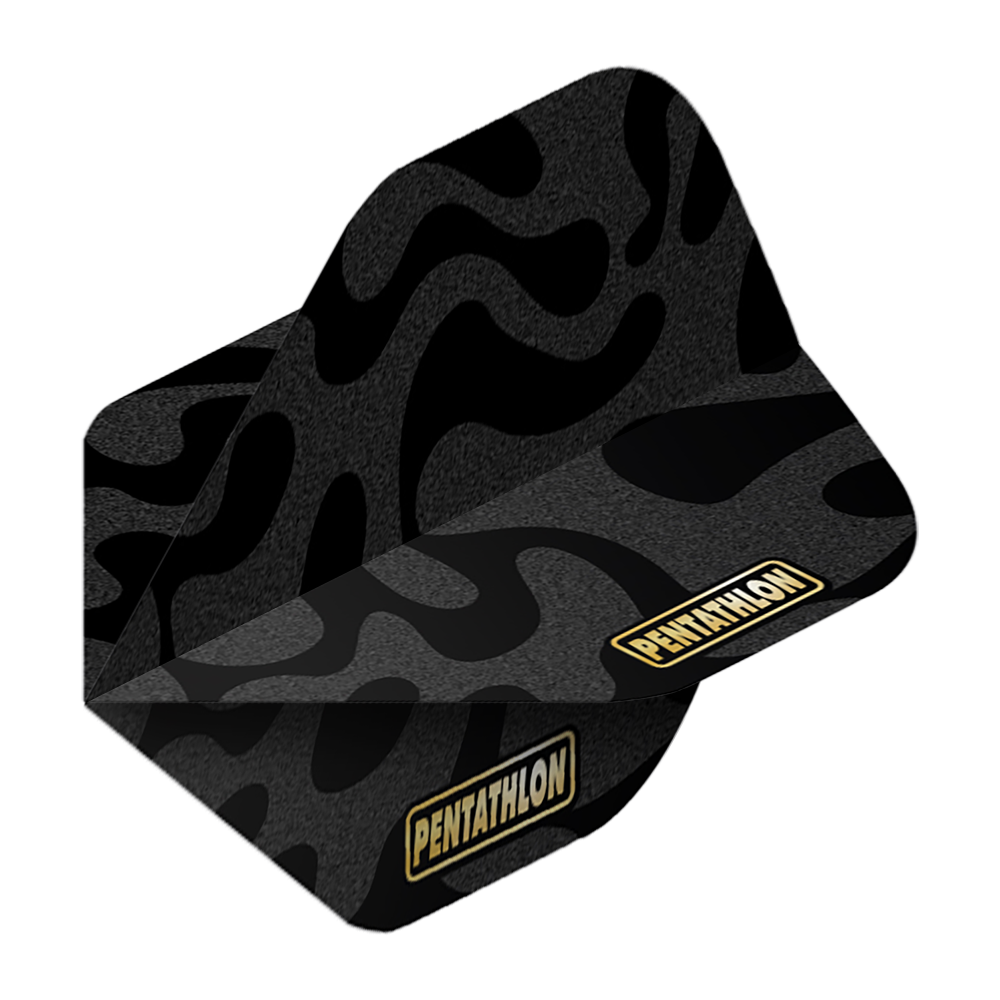 Pentathlon Vluchten RT Camo Das Bild zeigt das Produkt "Pentathlon RT Camo No2 Standard Flights". Die Flight hat ein schwarzes Camouflage-Muster und das Pentathlon-Logo in Gelb.
