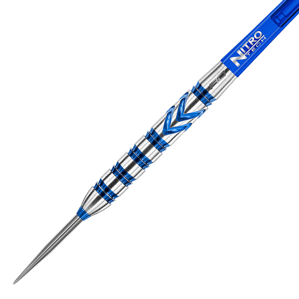 RD1890_Red_Dragon_Gerwyn_Price_Blue_90_Steeldarts_2hR7Mu2LP4zXwV Das Bild zeigt einen Red Dragon Gerwyn Price Blue 90% Steeldart. Der Dart hat ein silbernes Design mit auffälligen blauen Akzenten und einem blauen Schaft.