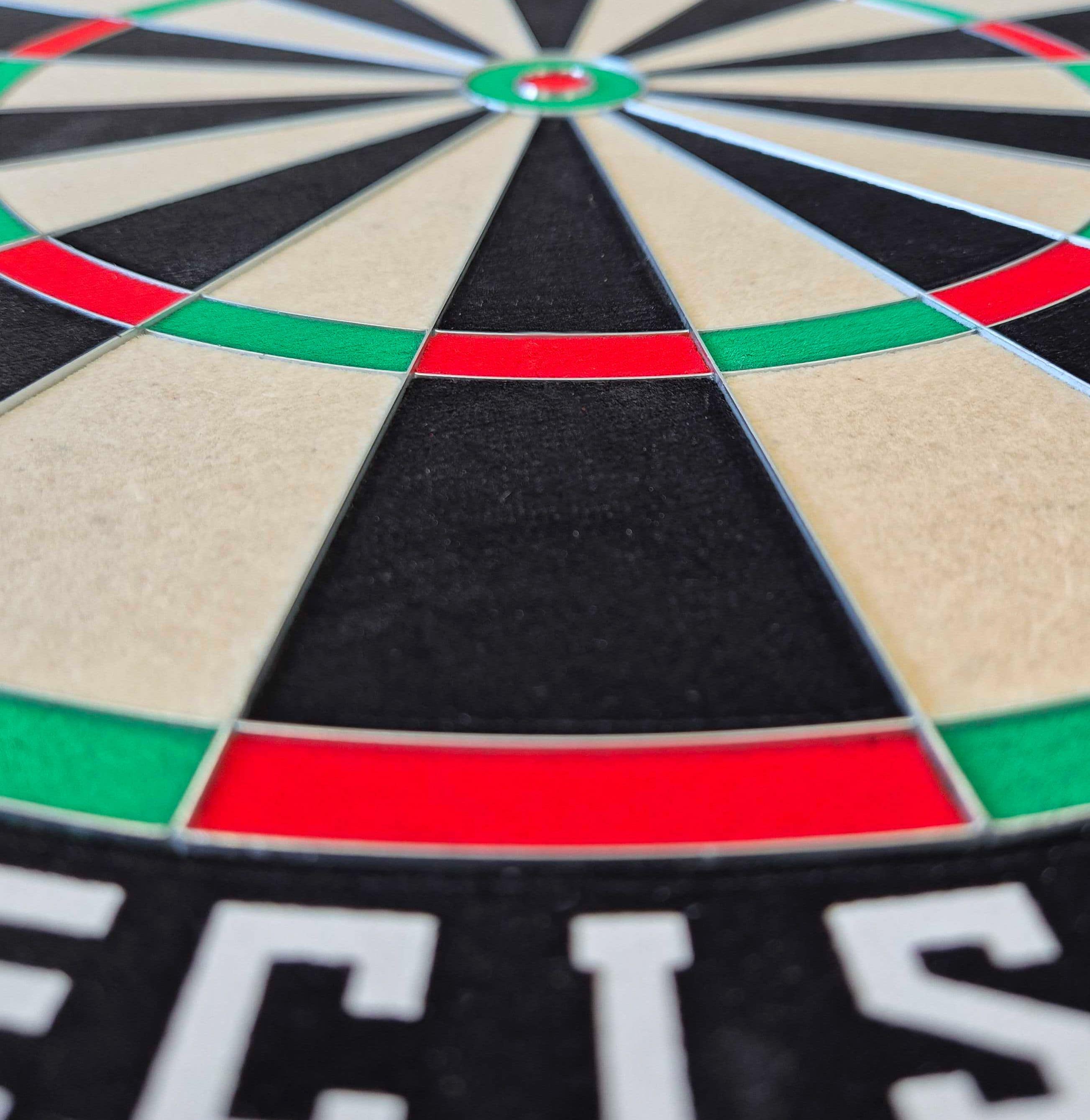 McDart Precision stalen dartbord Das Bild zeigt eine Nahaufnahme eines McDart Precision Steeldartboards. Die farbigen Segmente und die scharf abgegrenzten Felder sind deutlich zu erkennen.