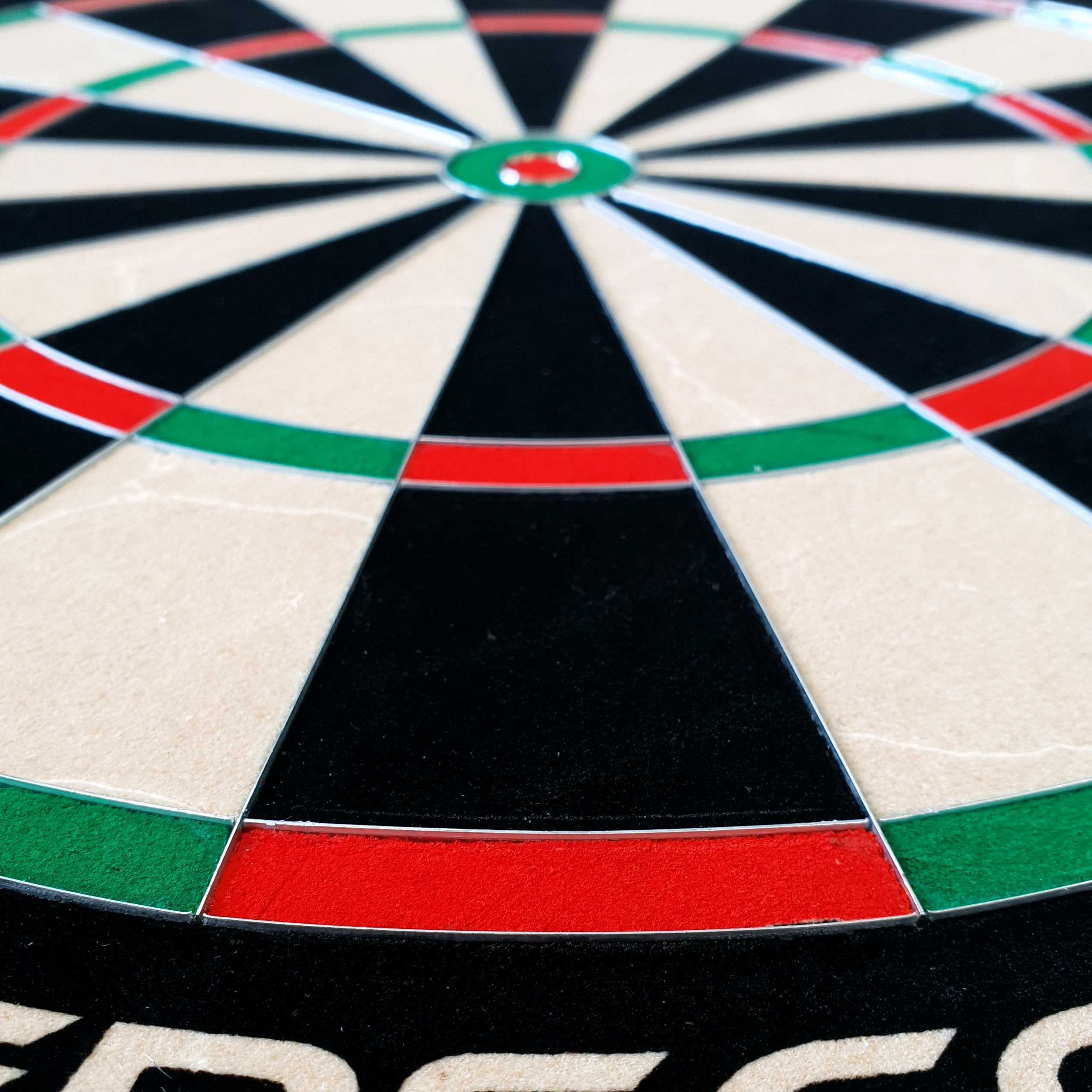 GOAT Everscore Steel Dartbord Das Bild zeigt ein GOAT Everscore Steeldartboard aus nächster Nähe. Die farbigen Felder und der Mittelpunkt sind deutlich erkennbar.