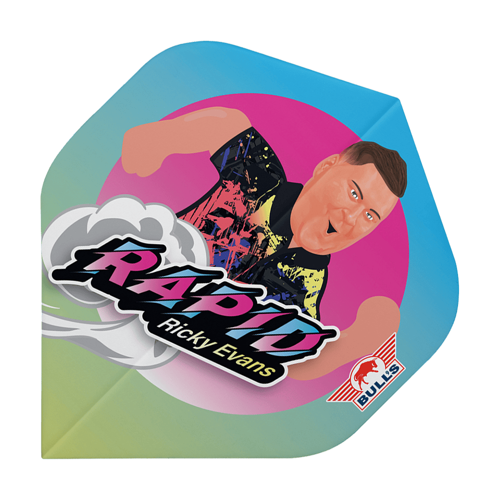 Bulls NL Speler 100 Ricky Evans Cartoon No2 Standaardvluchten Das Bild zeigt ein Dartflight mit einer bunten Karikatur von Ricky Evans. Auf dem Flight steht „Rapid Ricky Evans“ und unten rechts befindet sich das Bulls-Logo.
