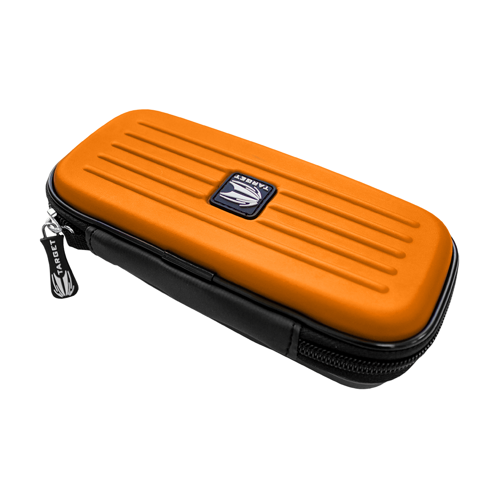 125823_Target_Takoma_Dartwallet_Orange_2 Das Bild zeigt ein orange-schwarzes Etui namens "Target Takoma Dartwallet". Es hat einen Reißverschluss und ein Logo auf der Oberseite.