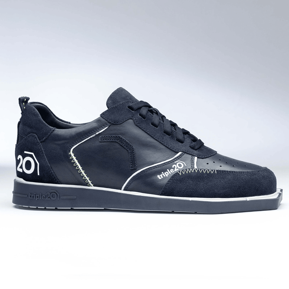 20102005-00_Triple20_Dartschuhe_Leder_Blau_Weiss_2 Der abgebildete Schuh ist der "Triple20 Dartschuh Leder - Blau Weiß". Er besteht aus blauem Leder mit weißen und grünen Akzenten und hat einen sportlichen Look.