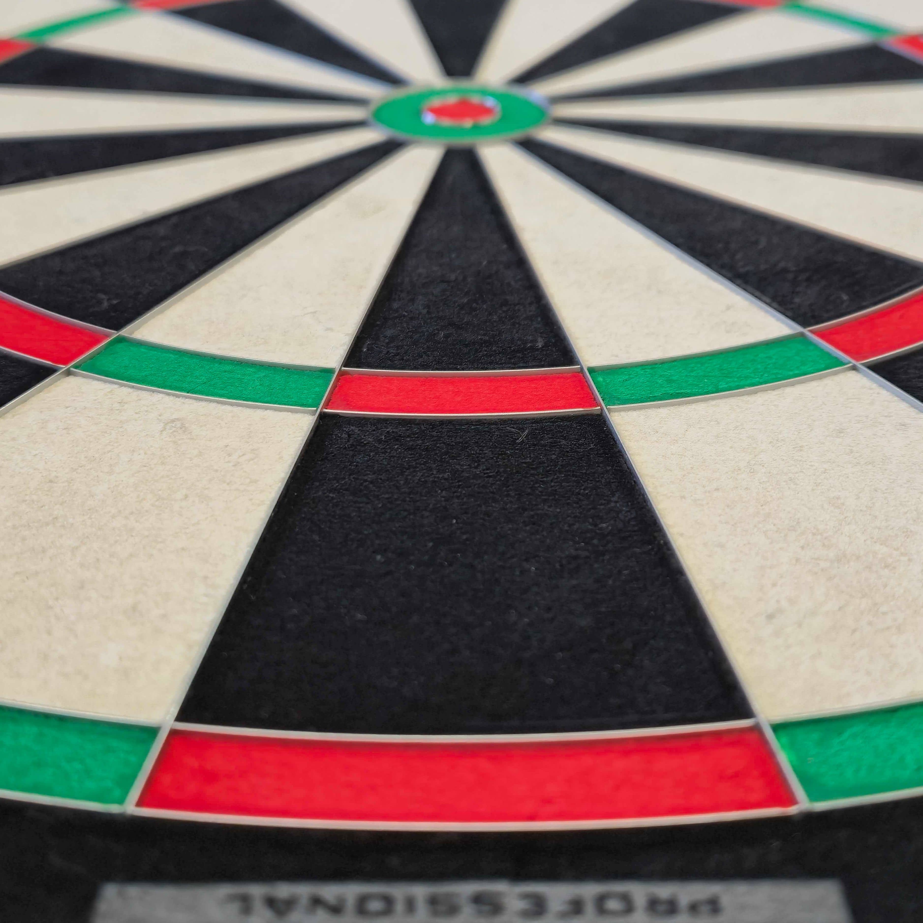 Harrows Fortis stalen dartbord Harrows Fortis Steeldartboard ist ein Steeldartboard für Dartspieler. Dieses Produkt ist ideal für Präzision und Haltbarkeit beim Dartspiel.