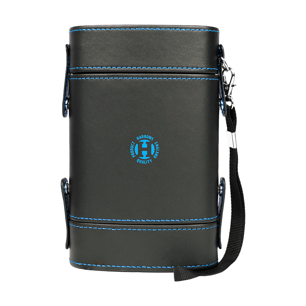 HRT-16419_Harrows_Prima_Dartcase_Aqua_2 Das Bild zeigt das Produkt "Harrows Prima Dartcase". Es ist ein schwarzes Dart-Etui mit blauen Nähten und einem Tragegurt.