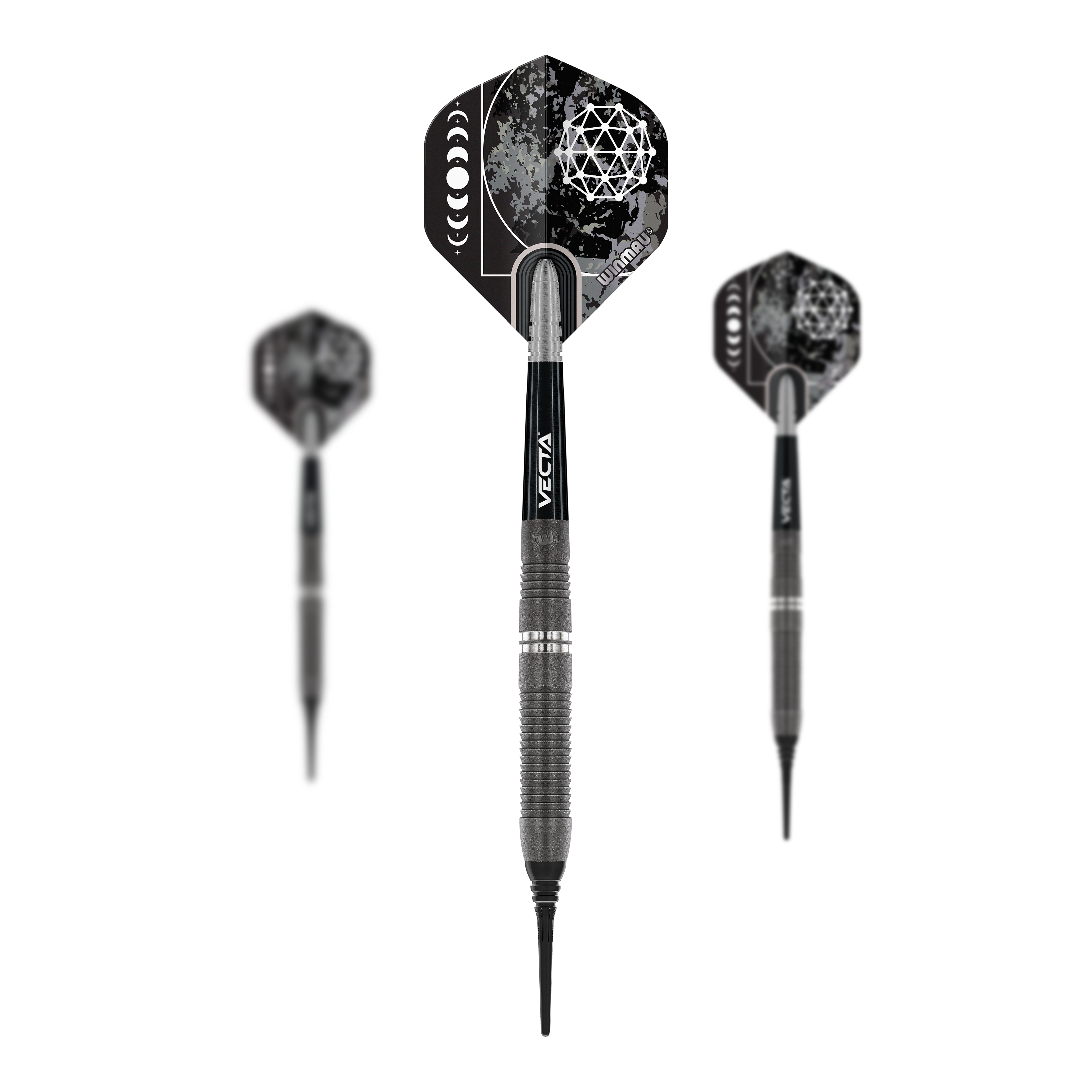 Winmau Callisto 03 zachte dartpijlen - 20g Das Bild zeigt drei Softdarts des Modells "Winmau Callisto 03" mit einem Gewicht von 20g. Die Darts haben schwarze Flights mit geometrischem Muster und schwarzen Schäften.
