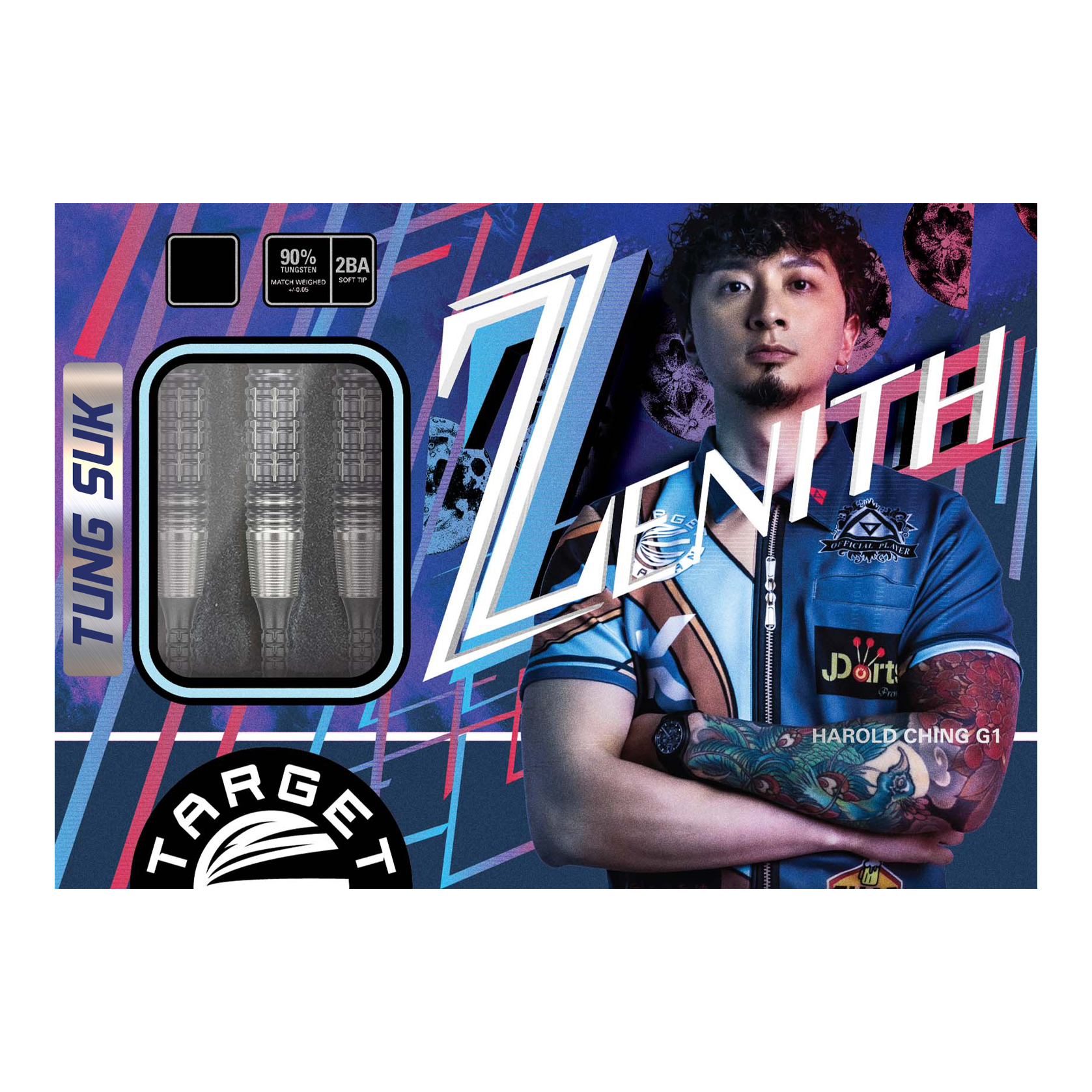 Target Japan Prime Series Harold Ching GEN1 Zenith MAX Soft Tip Darts - 21g Das Bild zeigt die Verpackung der "Target Japan Prime Series Harold Ching GEN1 Zenith MAX Softdarts - 21g". Links sind die drei Darts sichtbar, während rechts eine Person mit verschränkten Armen abgebildet ist.