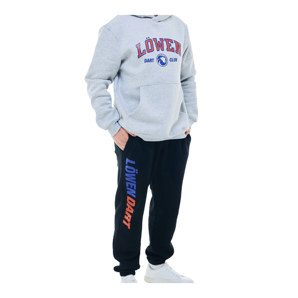 Joggingbroek uit de Lion Collection Hier ist die Löwen Kollektion Jogger zu sehen. Die Hose eignet sich ideal zum Entspannen und für sportliche Aktivitäten.