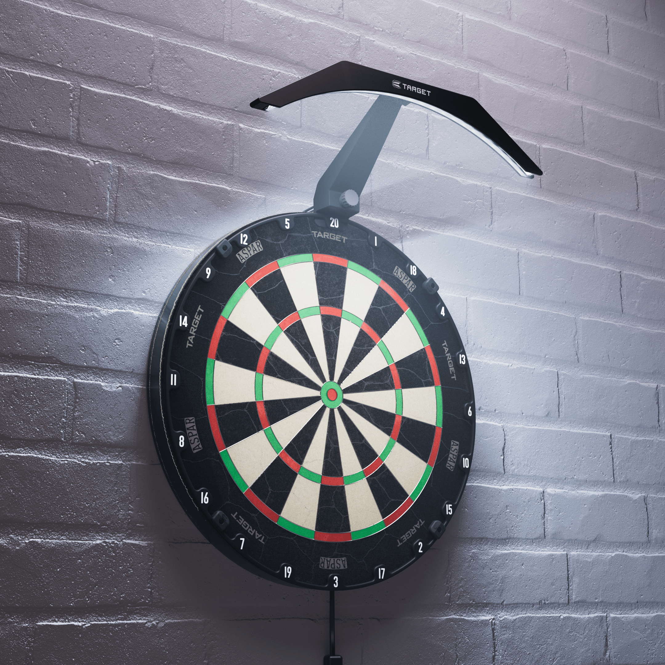 Target ARC V2 Dartbordverlichting Das Bild zeigt eine Dartboard-Beleuchtung namens "Target ARC V2", die über einem Dartboard an der Wand montiert ist. Das Licht leuchtet das Dartboard gleichmäßig aus und sorgt für eine klare Sicht auf die Felder.