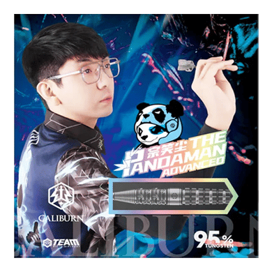 Caliburn Player De Pandaman Advanced Steeldarts - 23g Das Bild zeigt die Steeldarts "Caliburn Player The Pandaman Advanced" mit einem Gewicht von 23g. Im Vordergrund ist ein Spieler mit Dartpfeil sowie das Produktdesign und ein Panda-Logo zu sehen.