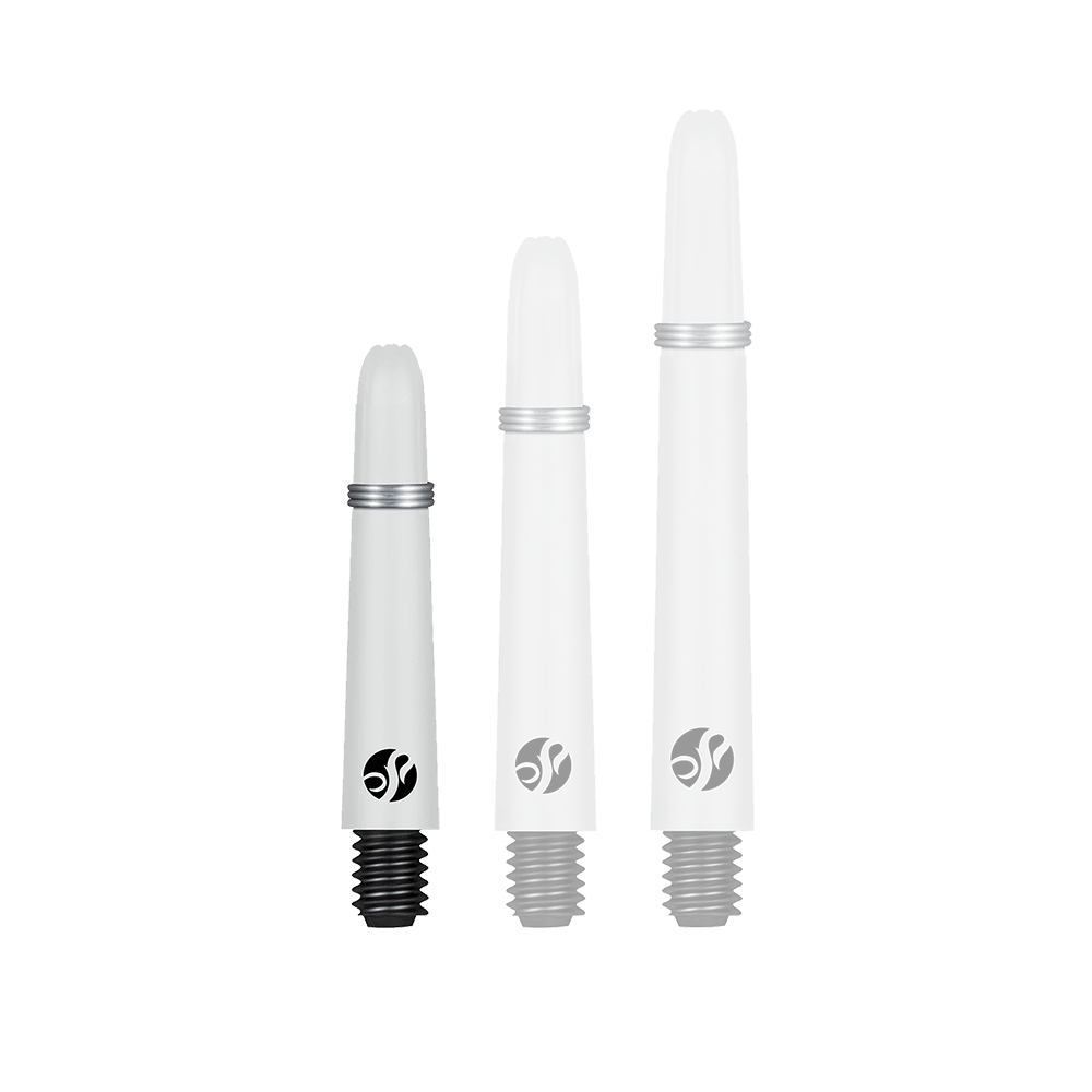 Shot Koi Carbon Shafts - Wit Das Bild zeigt drei weiße Dartschäfte in unterschiedlichen Längen, die nebeneinander aufgestellt sind. Jeder Schaft hat einen silbernen Ring und ein schwarzes Schraubgewinde am unteren Ende.