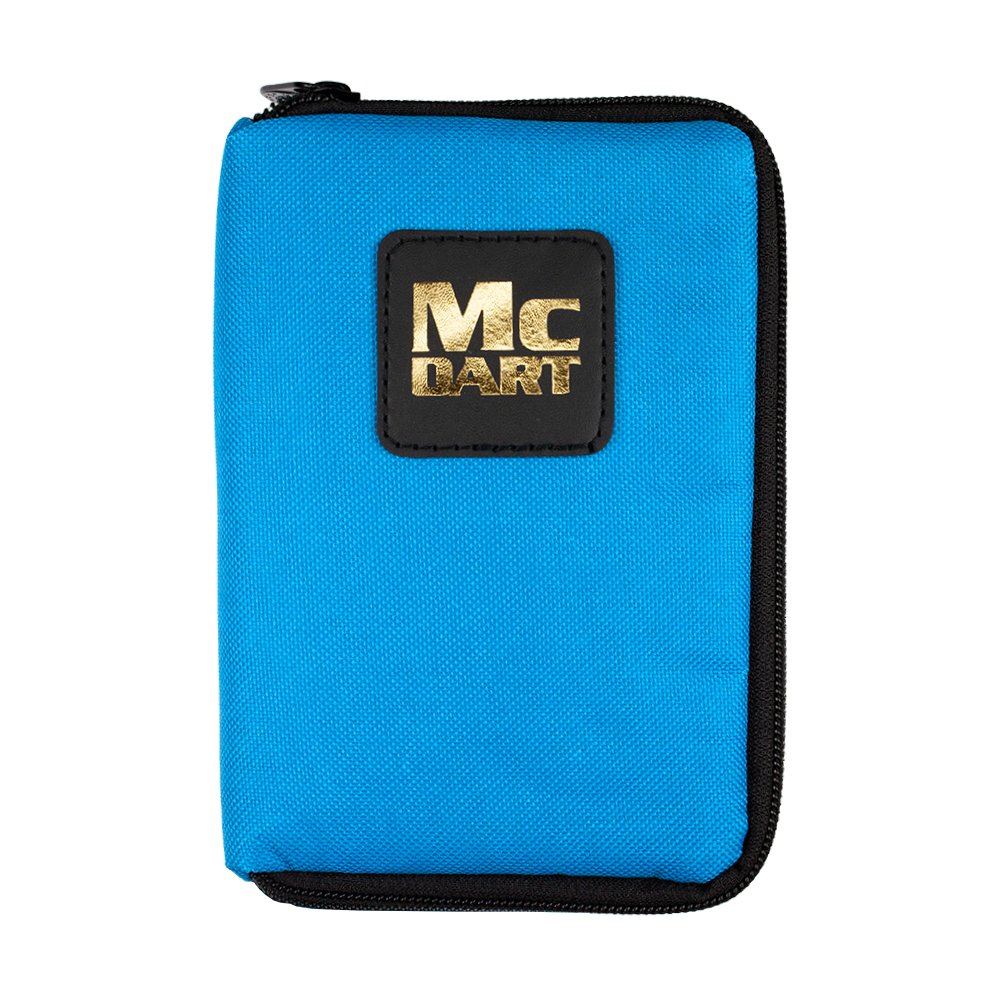 707_McDart_Tasche_Klein_Blau_1 Die Abbildung zeigt eine kleine, blaue Tasche mit der Aufschrift "MC Dart" in goldener Schrift auf der Vorderseite. Die Tasche hat einen schwarzen Reißverschluss rundum.