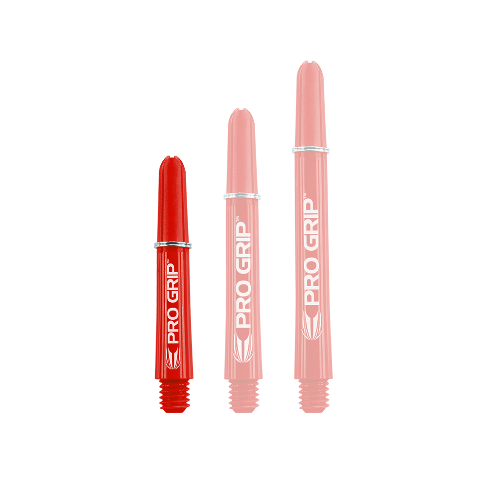 Target Pro Grip Shafts - 3 sets - Rood Das Bild zeigt drei rote Dart-Schäfte mit der Aufschrift „PRO GRIP“. Sie stehen nebeneinander und haben unterschiedliche Längen.