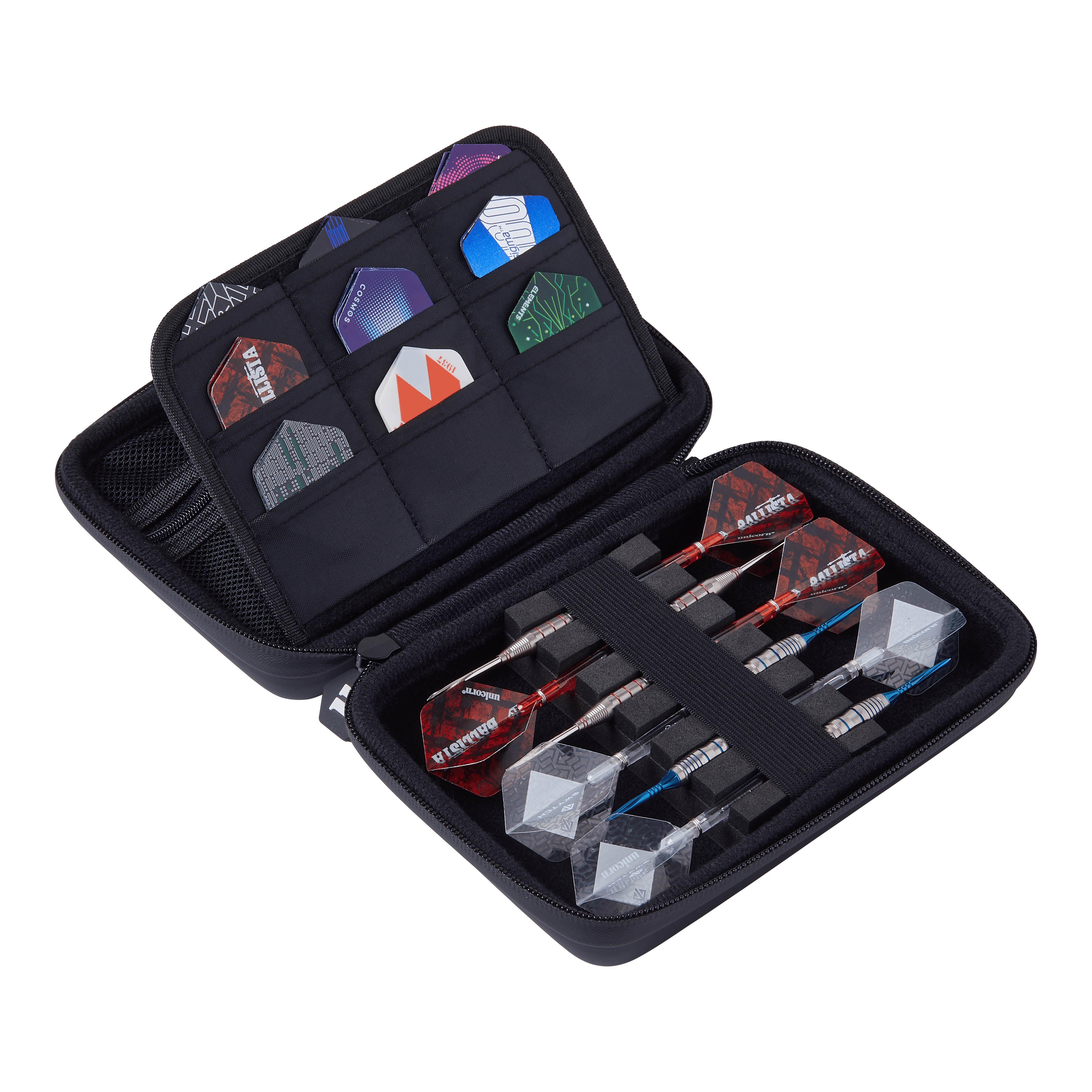 Unicorn Ultra 3UP Medium Dart Case - Zwart Das Bild zeigt ein geöffnetes Dartcase mit mehreren Dartpfeilen und Flights ordentlich einsortiert. Die Tasche ist schwarz und trägt den Namen "Unicorn Ultra 3UP Medium Dartcase".