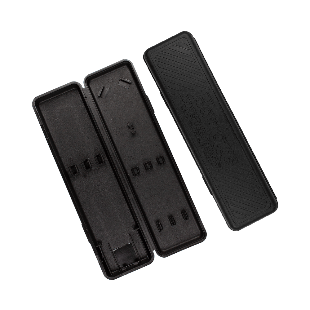 Plastikbox-HarrowsEDfrEB4cCdgty Das Bild zeigt eine geöffnete schwarze Kunststoffbox mit dem Aufdruck "Harrows". Die Box ist für die Aufbewahrung von ACE Rubber Grip Steeldarts gedacht.
