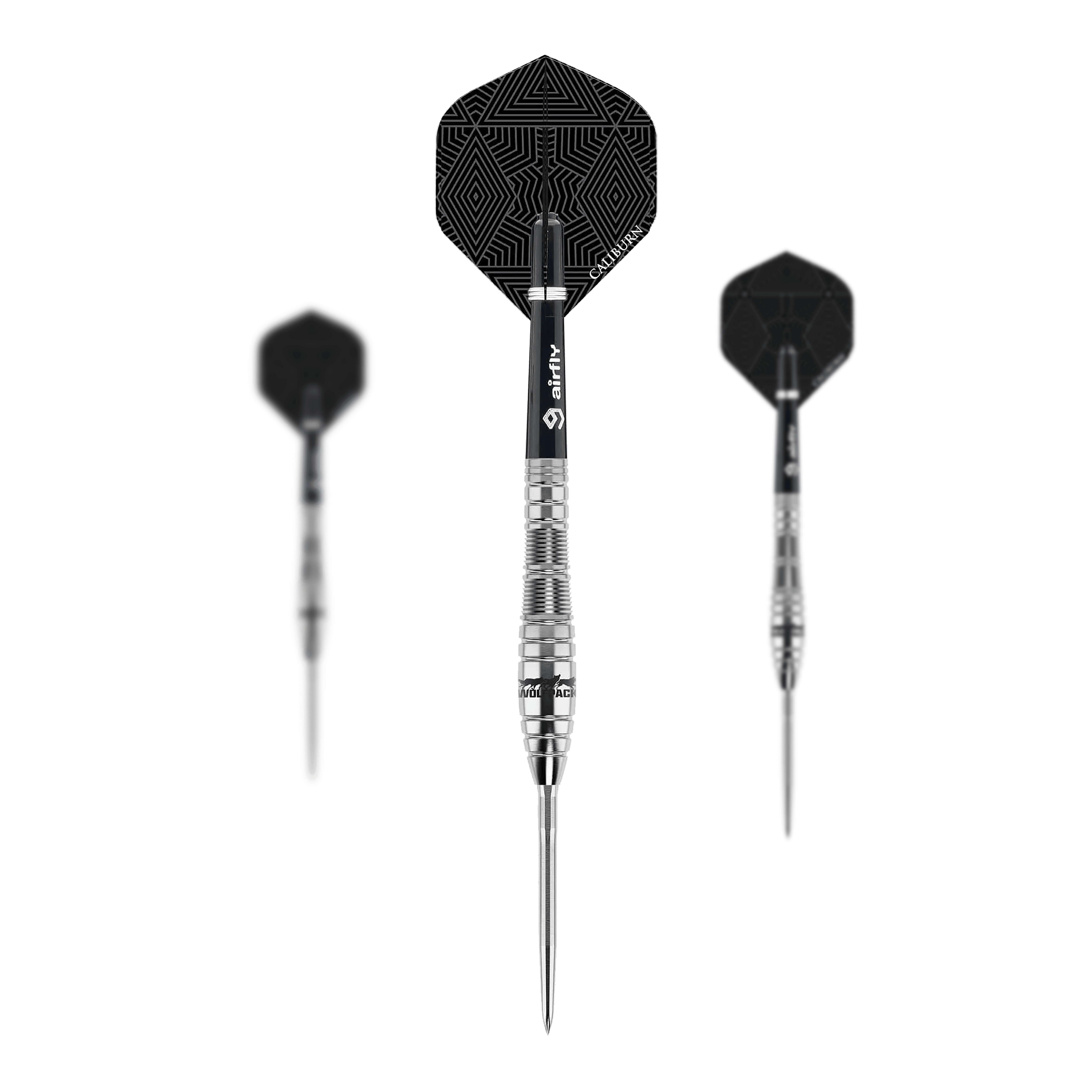 Das Bild zeigt drei Steeldarts des Produkts "Caliburn Wolfpack W2 Steeldarts - 22g". Die Darts haben silberne Spitzen und schwarze Flights mit geometrischem Muster.