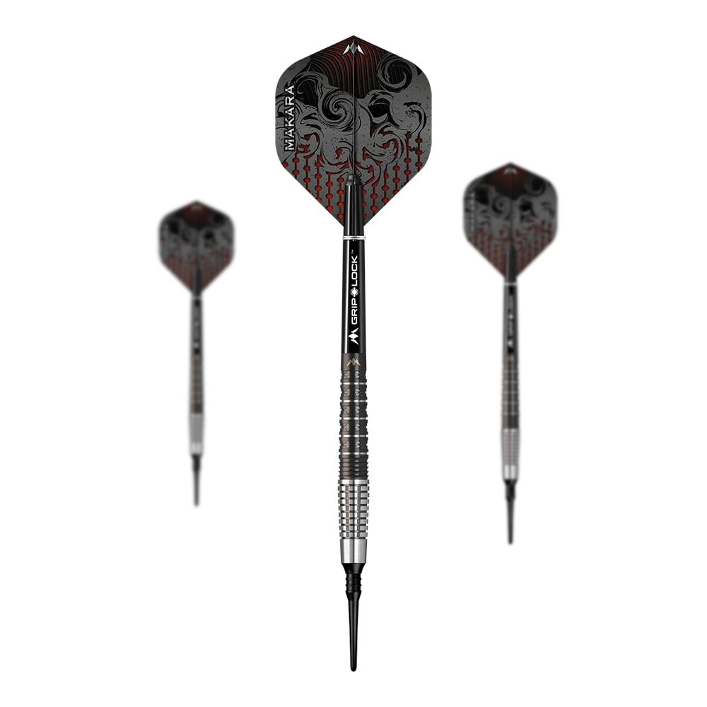 Mission Makara M2 zachte darts - 20g Auf dem Bild sind drei Mission Makara M2 Softdarts mit einem Gewicht von 20g zu sehen. Die Darts haben schwarze Flights mit einem dekorativen Muster und silber-schwarze Griffe.