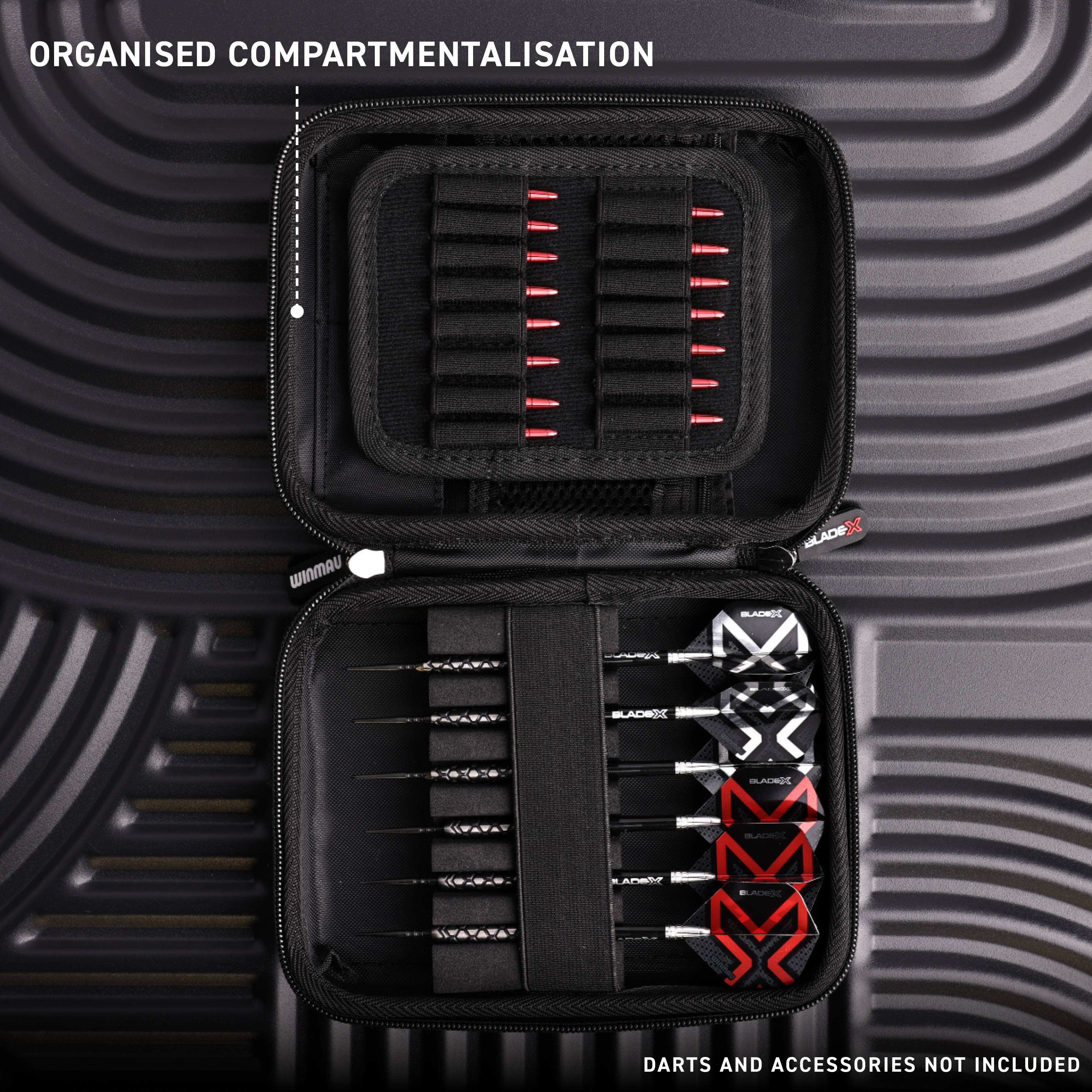 Hier sieht man das Winmau Blade X Armor G2 Dartwallet. Die hochwertige Darttasche sorgt für sicheren Halt und Ordnung Ihrer Darts.
