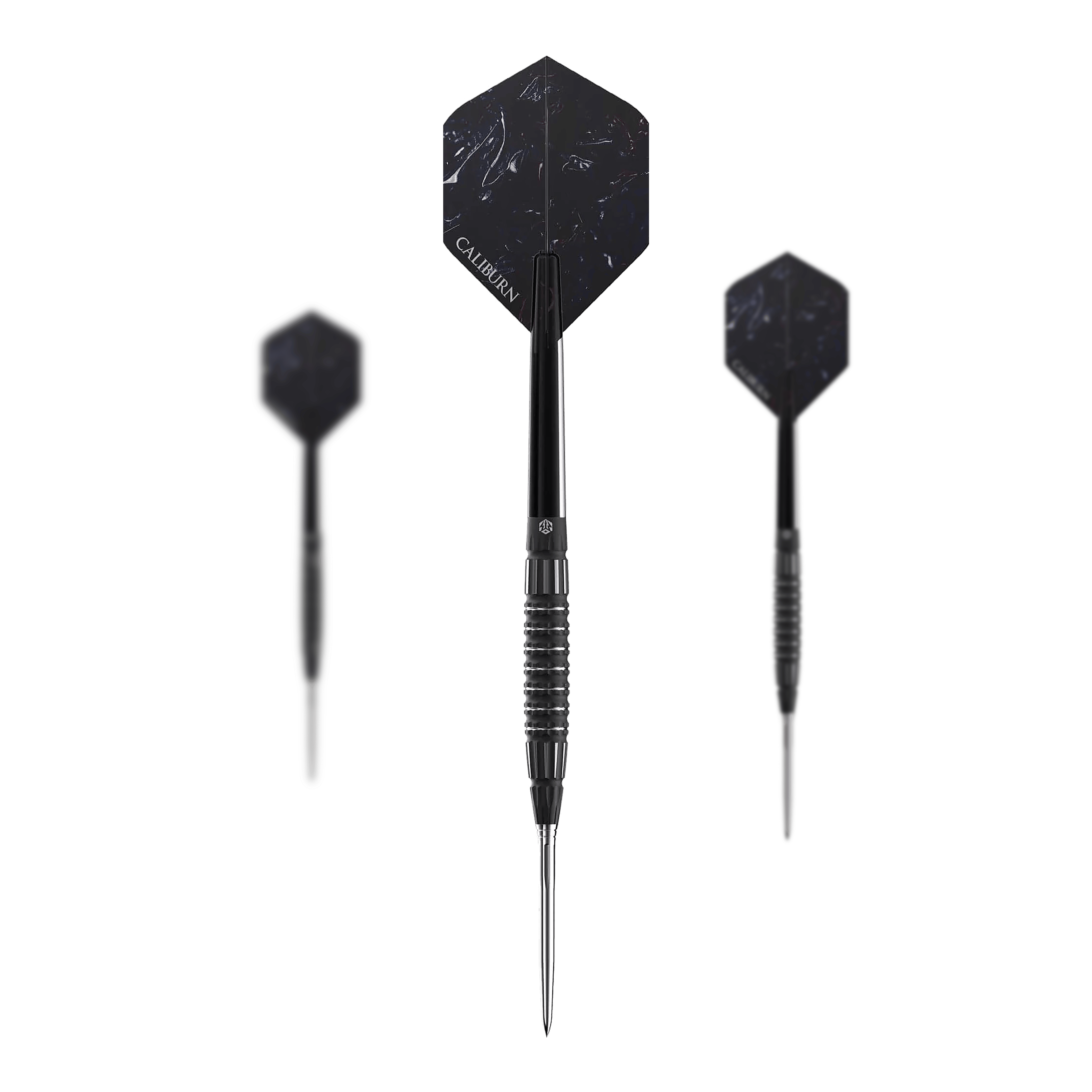 Das Bild zeigt drei Steeldarts des Modells "Caliburn Sword S3" mit einem Gewicht von 23g. Die Darts haben ein schwarzes Design mit silbernen Spitzen und dunklen Flights.
