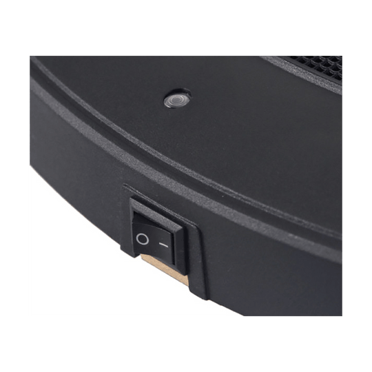 G01250_GranBoard_3S_LED_Elektronisches_Dartboard_3 Das Bild zeigt einen Nahaufnahme-Schalter am GranBoard 3S LED Elektronischen Dartboard. Man sieht einen schwarzen Ein-/Ausschalter an der Unterseite des Gerätes.