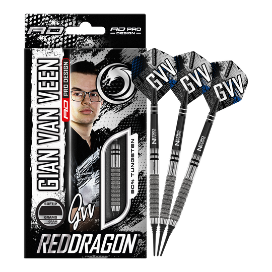 Das Bild zeigt die "Red Dragon Gian Van Veen Tour Edition Softdarts - 20g" mit Verpackung und drei Darts. Auf der Verpackung ist ein Porträt von Gian Van Veen sowie die Produktinformationen zu sehen.
