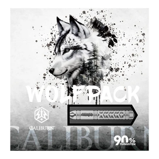 Caliburn Wolfpack W1 stalen darts - 23g Das Bild zeigt die Verpackung der "Caliburn Wolfpack W1 Steeldarts - 23,5g". Auf der Vorderseite ist ein Wolfskopf zusammen mit einem abgebildeten Dartpfeil und dem Hinweis "90% Tungsten" zu sehen.