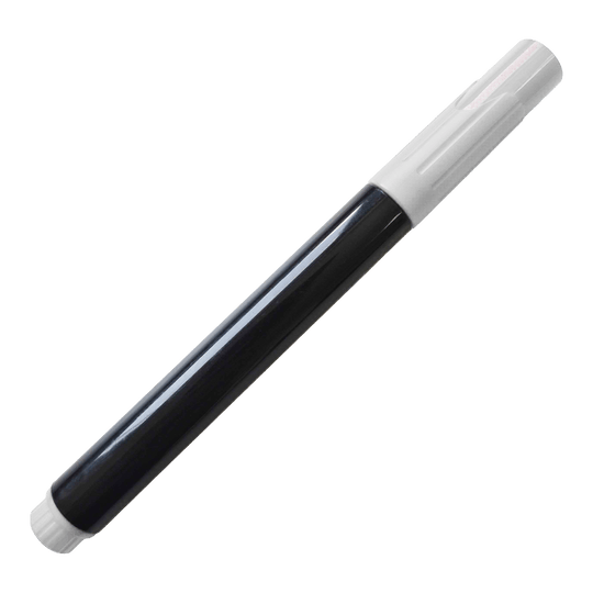 Bordmarker Auf dem Bild ist ein schwarzer Whiteboard-Marker mit weißer Kappe zu sehen. Der Marker liegt schräg auf einem neutralen Hintergrund.