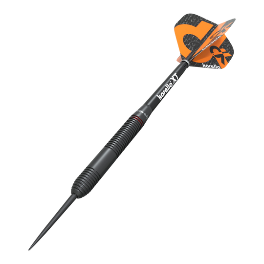 Karella Daniel Klose stalen dartpijlen Das Bild zeigt einen Karella Daniel Klose Steeldart. Der Dartpfeil ist schwarz mit orangem Flights und hat ein modernes Design.