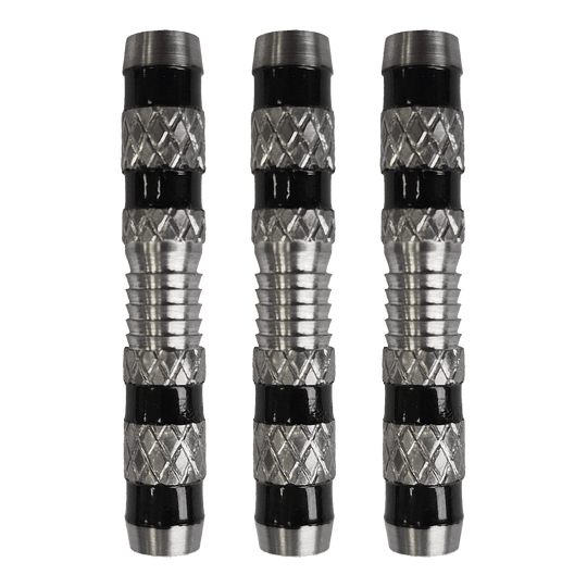 McDart Knurled Grip Soft Dart Barrels - 18g Das Bild zeigt drei silberne Softdart-Barrels mit einem geriffelten Griff und schwarzen Rillen. Es handelt sich um das Produkt „McDart Knurled Grip Softdart-Barrels - 18g“.