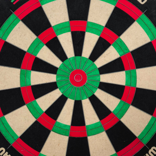 Winmau equalizer stalen dartbord Dieses Bild stellt das Winmau Equalizer Steeldartboard dar. Das Steeldartboard eignet sich für präzises Dartspielen.