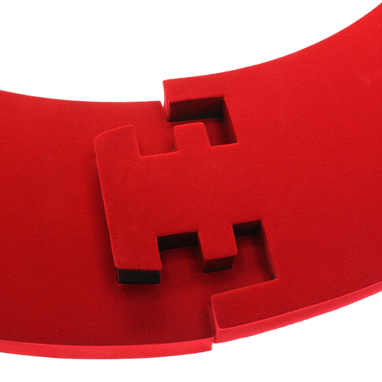 DBS3R_Bulls_Quarterback_Surround_Rot_4 Das Bild zeigt ein rotes, gebogenes Produkt mit Aussparungen und einem passgenauen Einsatz. Es handelt sich um den "Quarterback Surround".