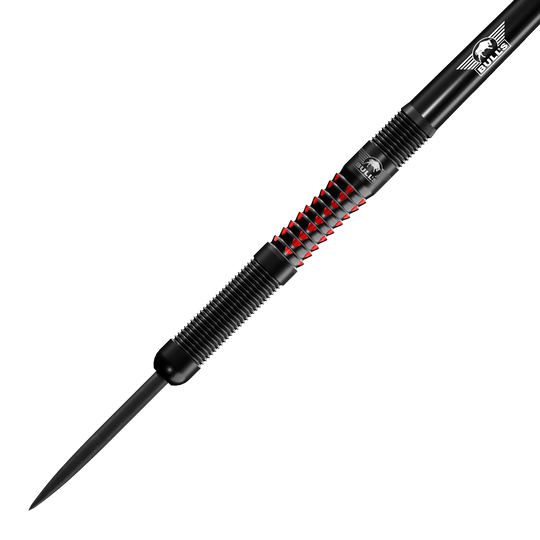 Auf dem Bild ist der Bulls NL Benjamin Pratnemer Steeldart mit 20g Gewicht zu sehen. Der Dart hat ein schwarzes Design mit roten Akzenten und feinen Rillen für besseren Halt.