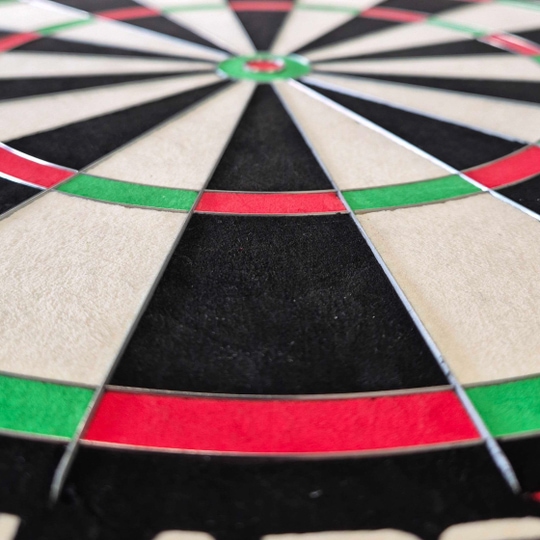 Winmau Blade X ProCore stalen dartbord Das Bild zeigt das Produkt Winmau Blade X ProCore Steeldartboard. Dies ist eine hochwertige Steeldart-Dartscheibe für ambitionierte Spieler.