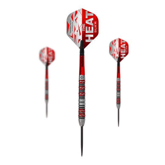 Auf dem Bild sind drei Steeldarts des Produkts "Harrows Damon Heta Series 3" zu sehen. Die Darts haben rote und silberne Designs mit der Aufschrift "THE HEAT" auf den Flights.