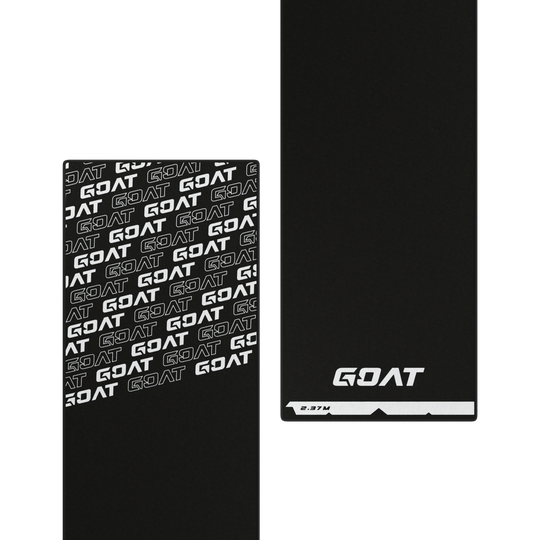 Das Bild zeigt zwei schwarze Dartteppiche mit dem weißen Aufdruck "GOAT". Einer der Teppiche ist mit mehreren "GOAT"-Logos bedeckt, während der andere unten ein einzelnes Logo und eine Entfernungsmarkierung hat.