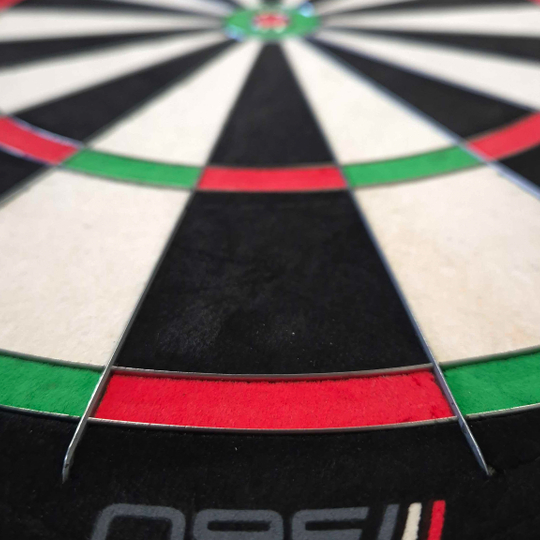 Winmau Blade 6 Triple Core 360 stalen dartbord Das Bild ist nicht sichtbar, aber der Dateiname weist auf ein Winmau Blade 360 Steeldartboard hin. Es handelt sich vermutlich um ein Steeldartboard für den Dartsport.
