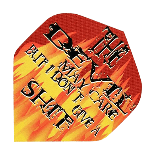 Pentathlon-vluchten The Devil May Care Das Bild zeigt ein Dart-Flight mit Flammenmotiv und auffälligem Schriftzug. Auf dem Flight steht: "THE DEVIL MAY CARE BUT I DON'T GIVE A SHITE".